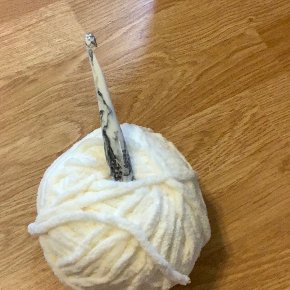 Furls Crochet Hook Resin, size M (8.00 mm) Cookies &Cream discontinued